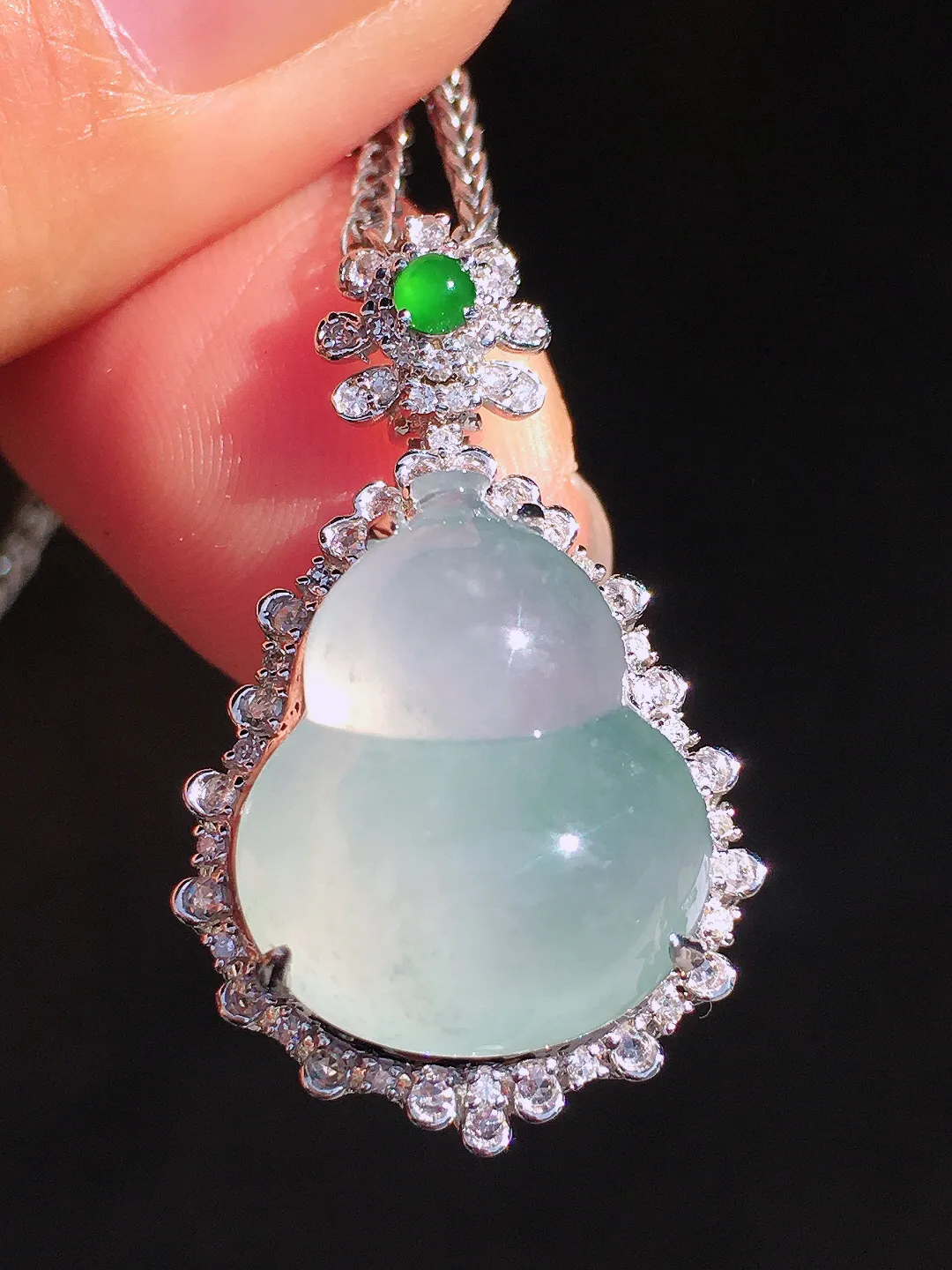 冰种葫芦吊坠，玉质细腻，荧光感超
强，饱满圆润，尽显优雅气质，18k
金豪华镶嵌