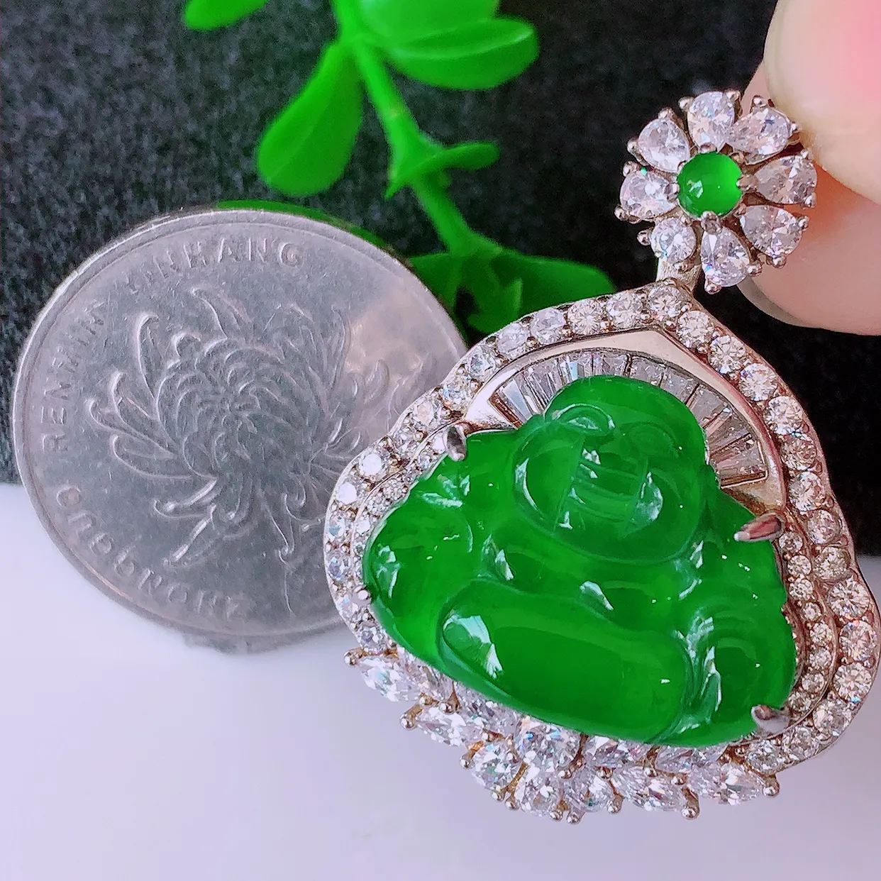 冰透满绿翡翠925银镶嵌佛公吊坠，自然光实拍，翠色灵动，颜色漂亮，种老水足，品相佳，佩戴佳品！#97.27整体33.5*26.5*12.8裸裸20/15.5