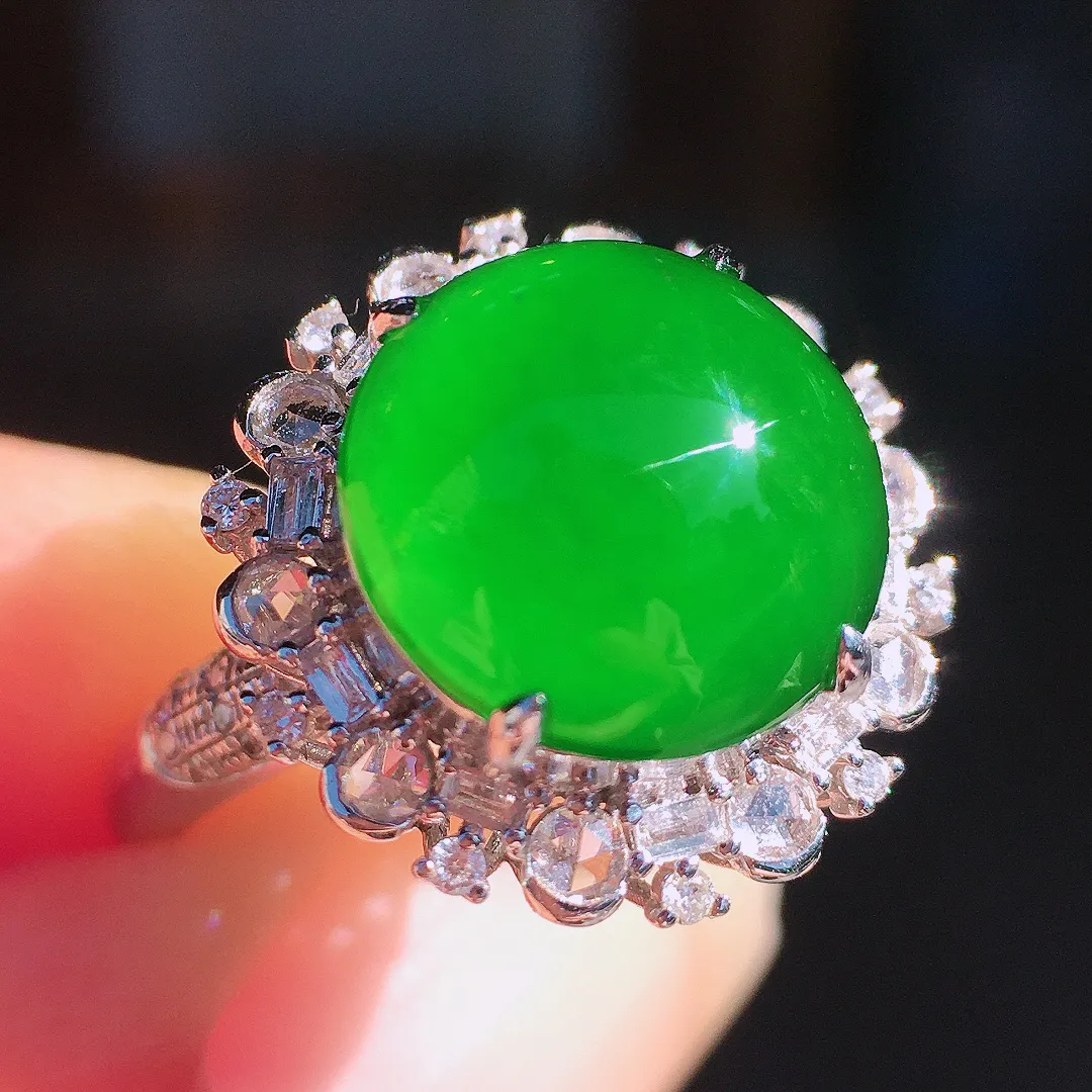 阳绿蛋面戒指，色泽均匀艳丽，玉质细腻，荧光感超
强，饱满圆润，尽显优雅气质，18k
金豪华镶嵌