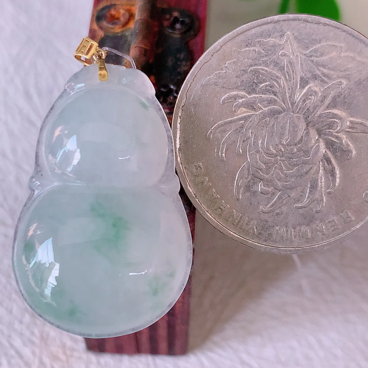 18K金镶嵌冰种飘花翡翠葫芦吊坠，葫芦寓意福禄双全，财源滚滚，佩戴效果优雅迷人！#49.27