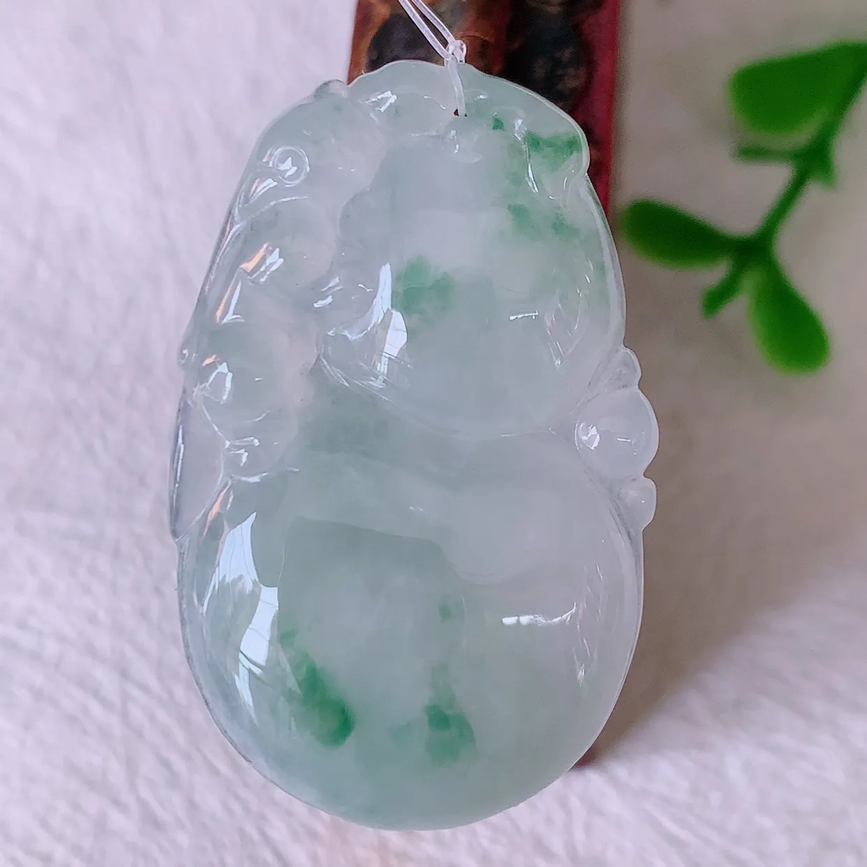 自然光实拍，冰种飘花葫芦吊坠，寓意福禄双全，财源滚滚，清新脱俗，佩戴效果优雅迷人！#49.27