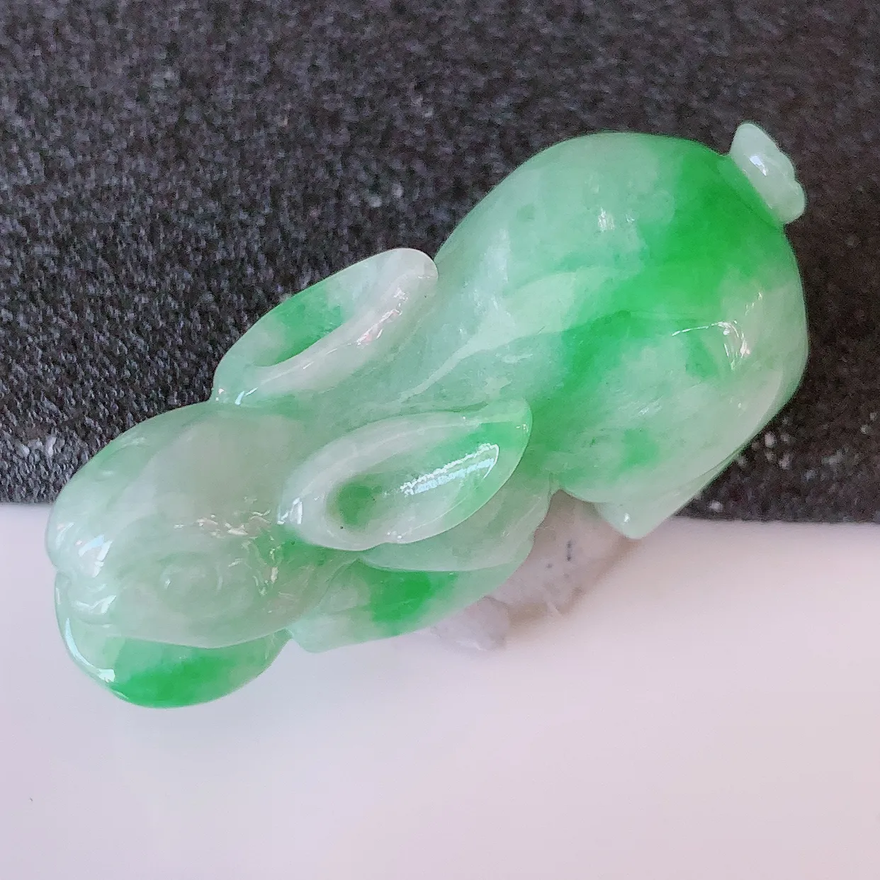 自然光实拍，冰润飘绿翡翠生肖兔吊坠，翠色灵动，种老水足，寓意好，品相佳，佩戴佳品！#87.27