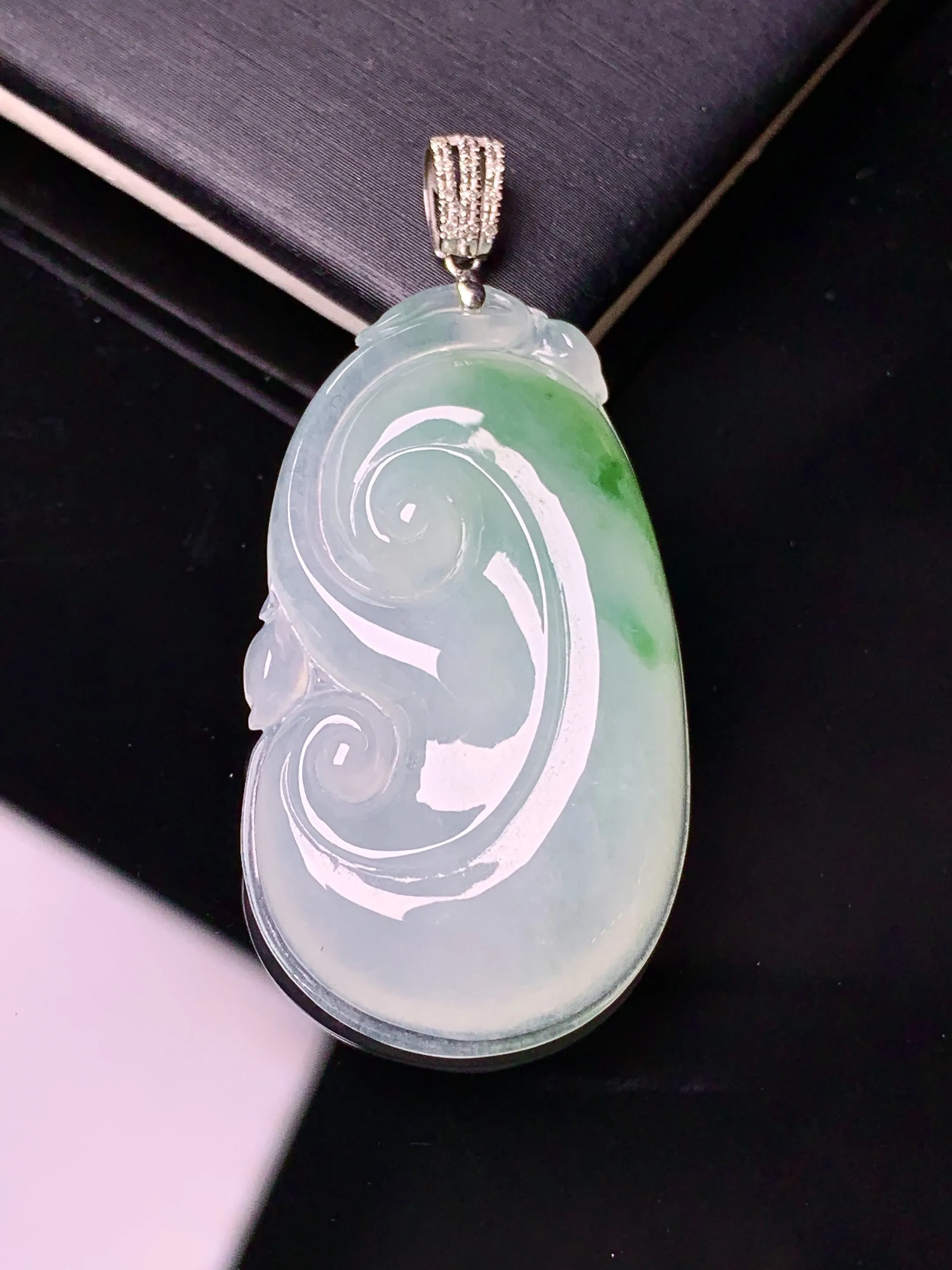 18k金镶嵌飘绿如意吊坠 玉质细腻 色泽艳丽清新 整体尺寸44*20.7*5.3