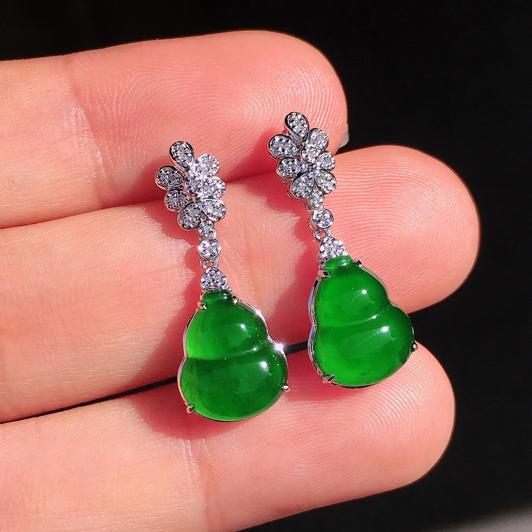 阳绿葫芦耳坠，色泽均匀艳丽，玉质细腻，荧光感超
强，饱满圆润，尽显优雅气质，18k
金豪华镶嵌