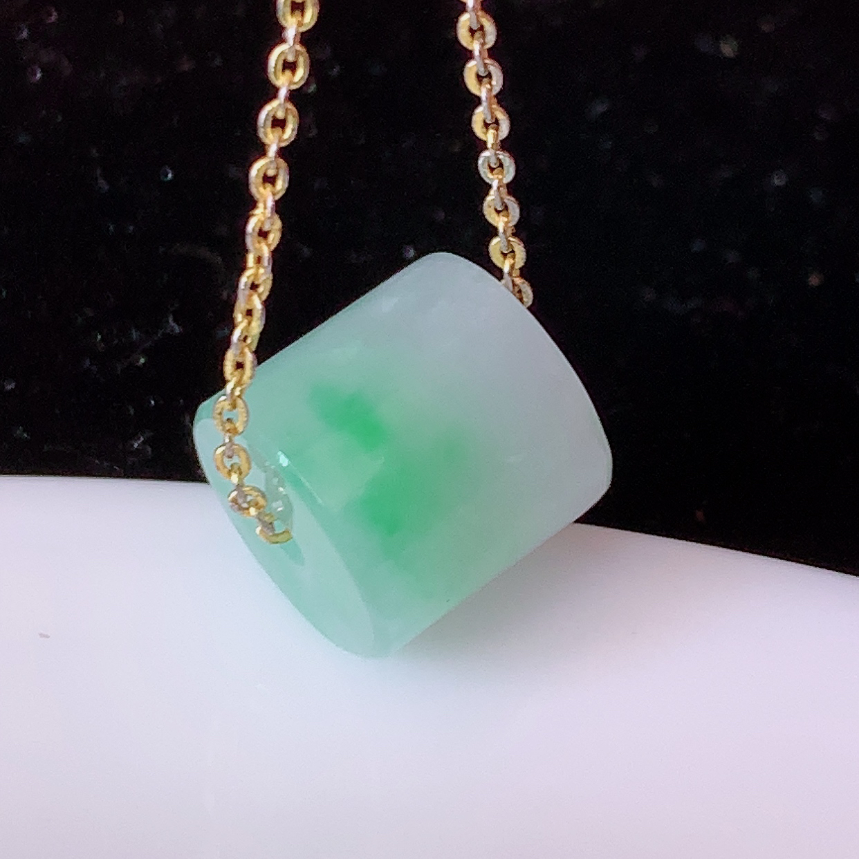 自然光实拍，冰润飘绿翡翠路路通吊坠，寓意时来运转、财源滚滚，款式新颖时尚，日常百搭的款！配图银链#0