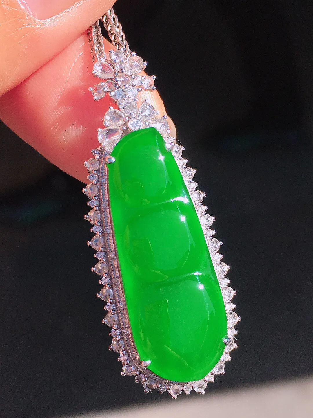 阳绿福豆吊坠，色泽均匀艳丽，玉质细腻，荧光感超
强，饱满圆润，尽显优雅气质，18k
金豪华镶嵌