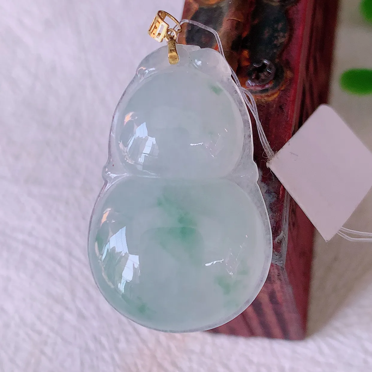 18K金镶嵌冰种飘花翡翠葫芦吊坠，葫芦寓意福禄双全，财源滚滚，佩戴效果优雅迷人！#49.27