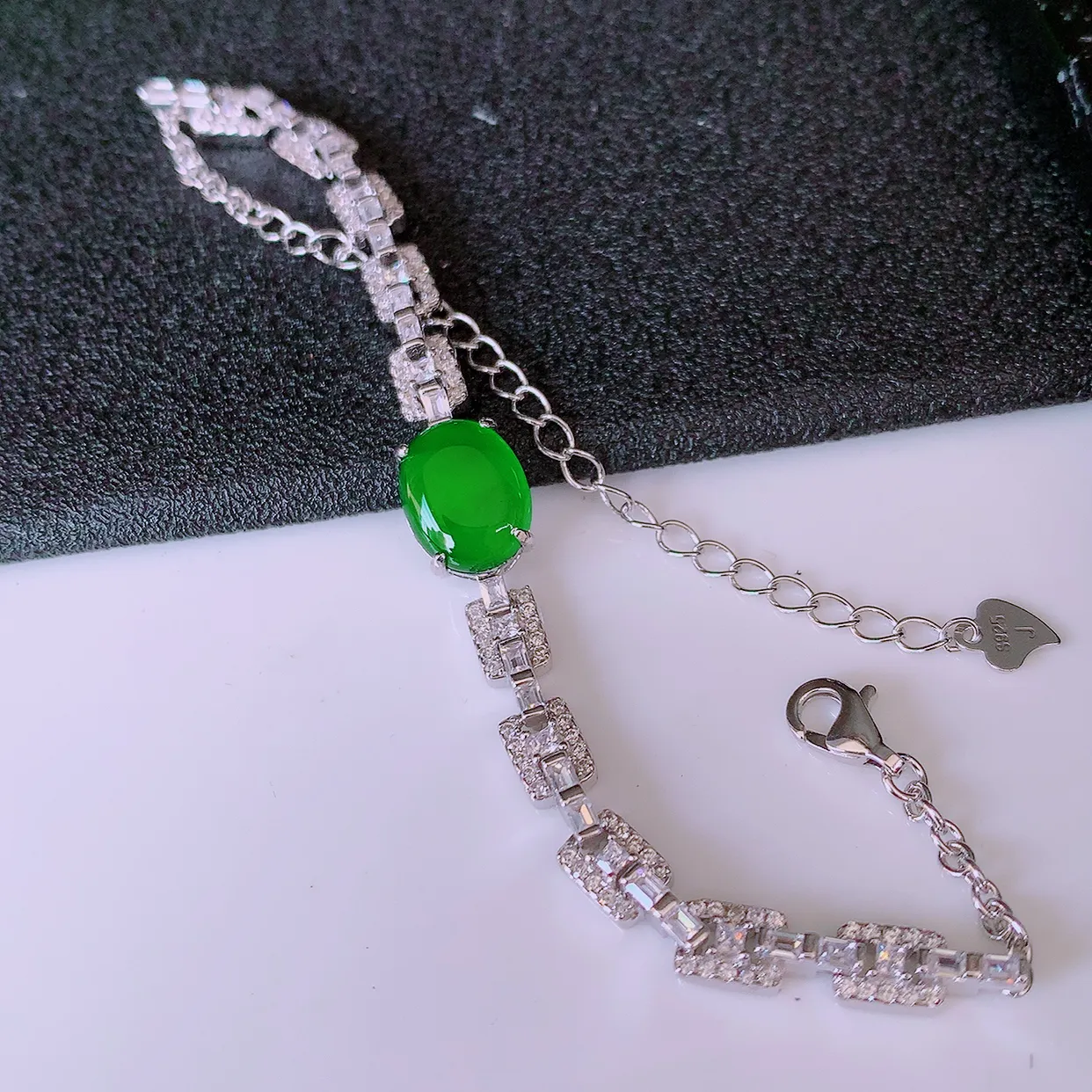 冰透满绿翡翠925银镶嵌手链，自然光实拍，翠色灵动，颜色漂亮，种老水足，品相佳，佩戴佳品！#97.27整体15.5*8*5.5裸裸10*8