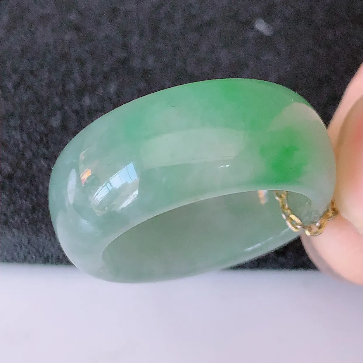 自然光实拍，17.2mm内径冰飘绿翡翠指环，玉戒指，玉质莹润，好精美好冰润的指环，15圈口，上手纤巧！#87.27尺寸17.2*9*3.6