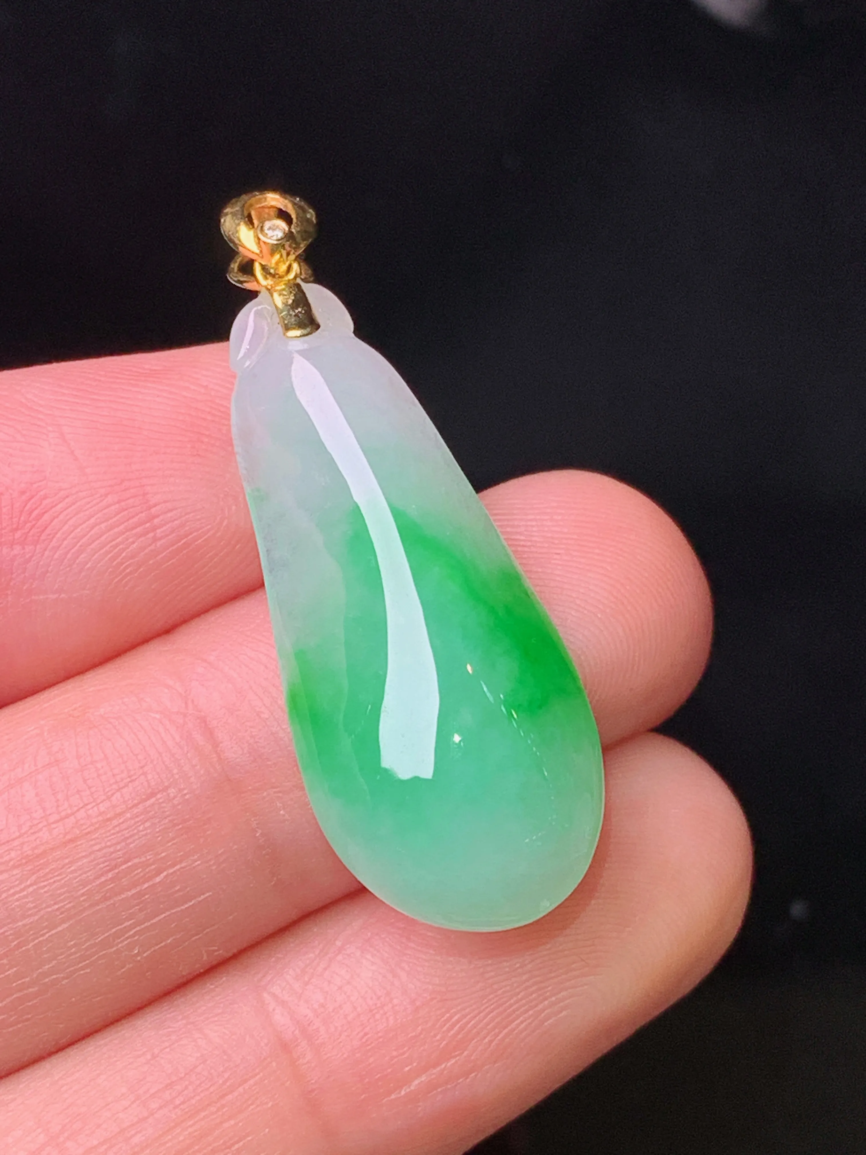 18k金钻镶嵌飘绿福瓜吊坠 玉质细腻 色泽艳丽清新 整体尺寸35.6*12.6*6
