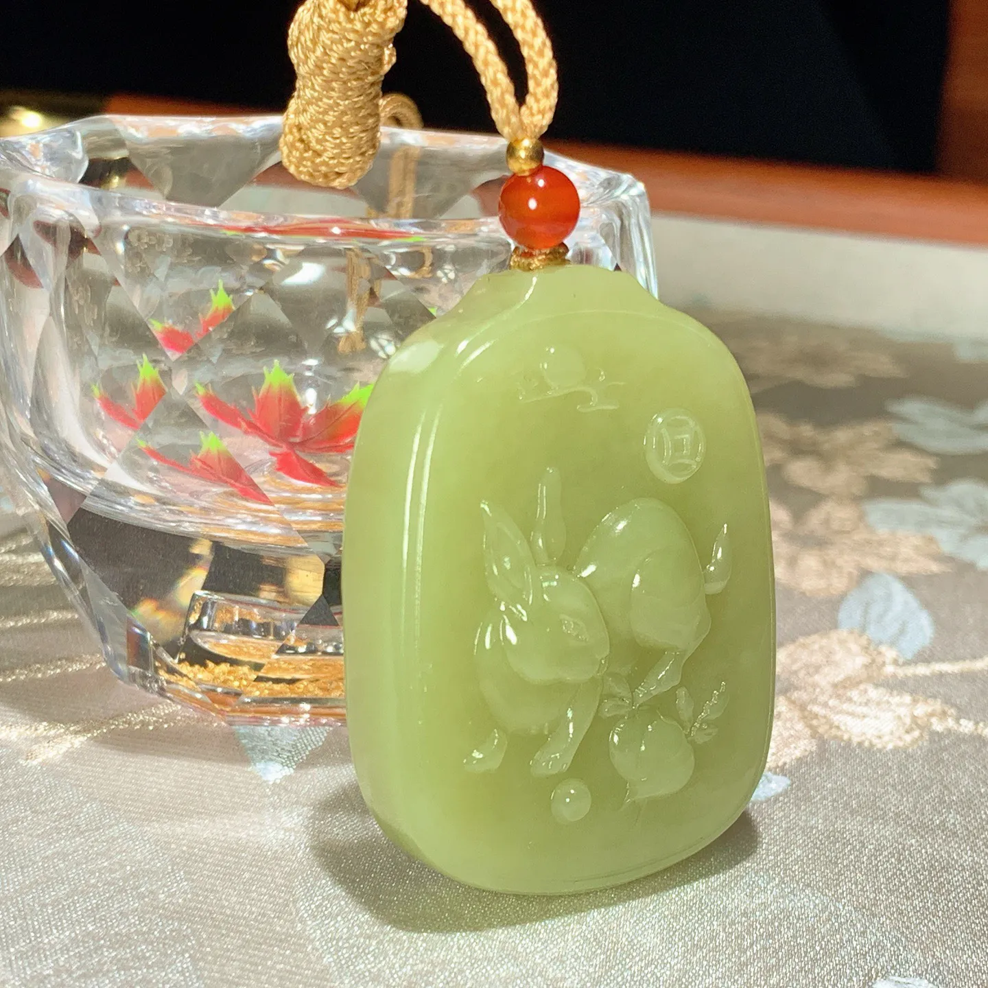 新疆若羌黄口料前途无量兔子牌子挂件。尺寸48/36/13重47克。玉质细腻油润。手推出油。佩戴高端典雅。lt251127