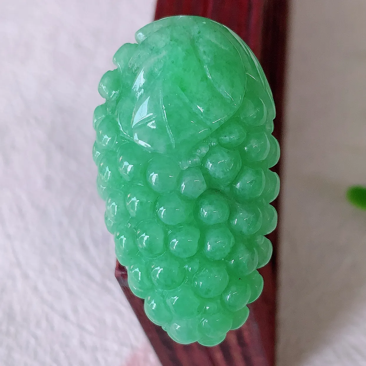 自然光实拍，冰润满绿翡翠葡萄吊坠，多子多福，种老水足，雕工精湛 ，寓意美好，佩戴时尚出众！#57.27