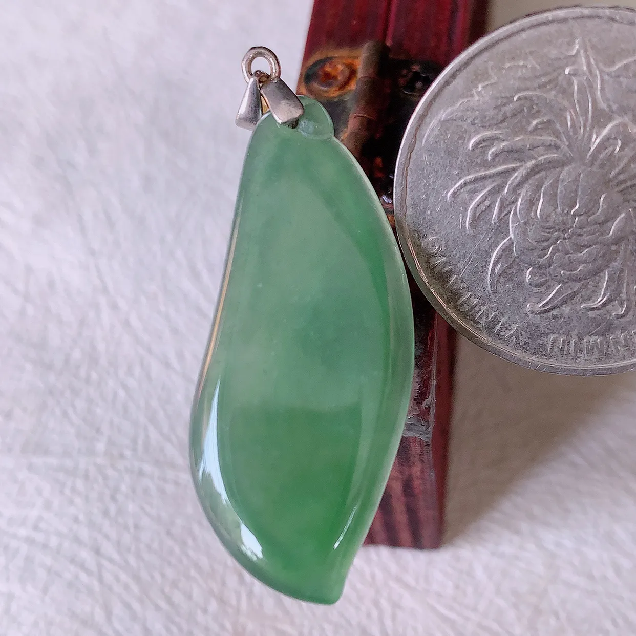 自然光实拍，冰种满绿招财福瓜吊坠，翡翠福瓜招财瓜，冰润且起胶感，佩戴效果优雅迷人！#57.27配图银扣