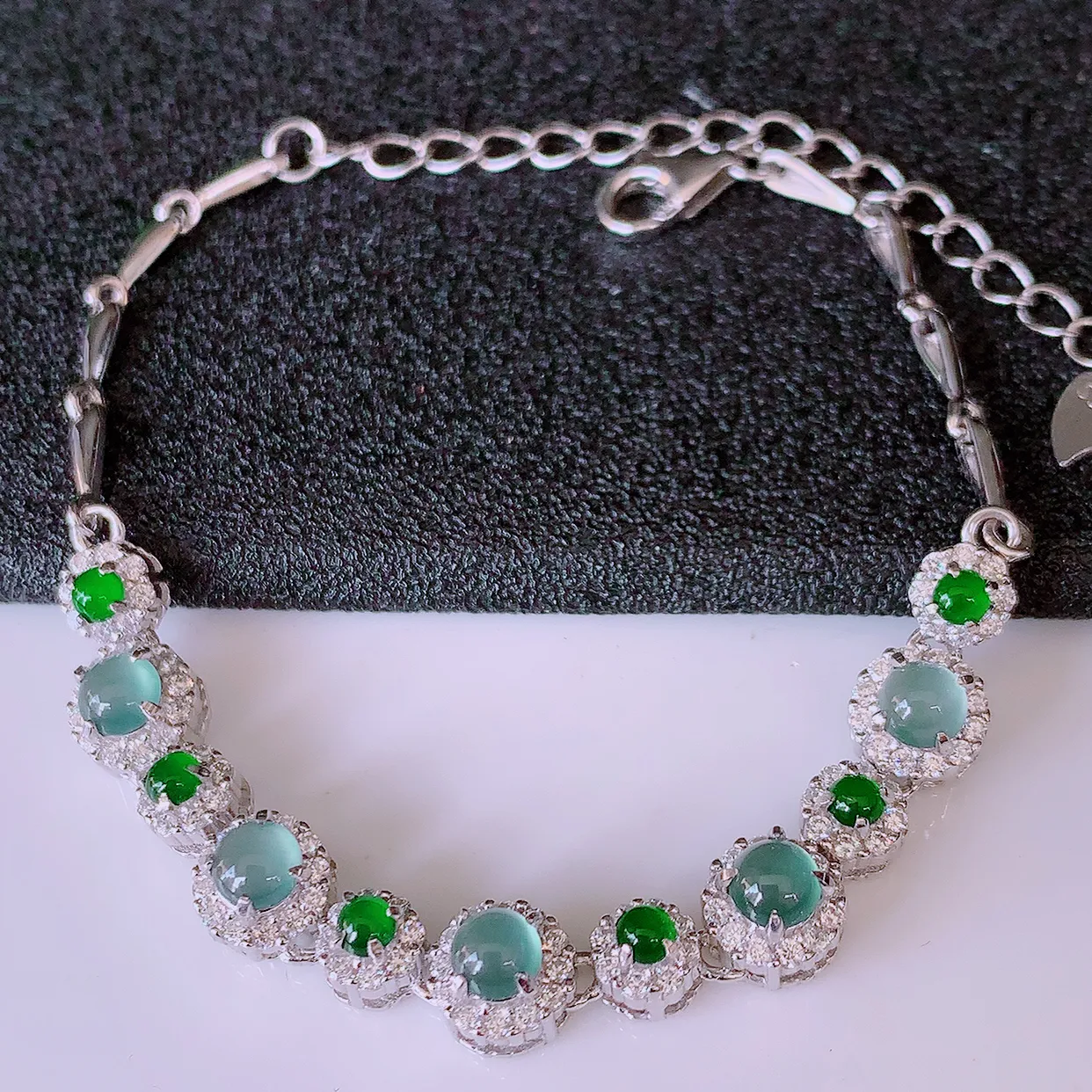 冰透满绿翡翠925银镶嵌手链，自然光实拍，翠色灵动，颜色漂亮，种老水足，品相佳，佩戴佳品！#97.2