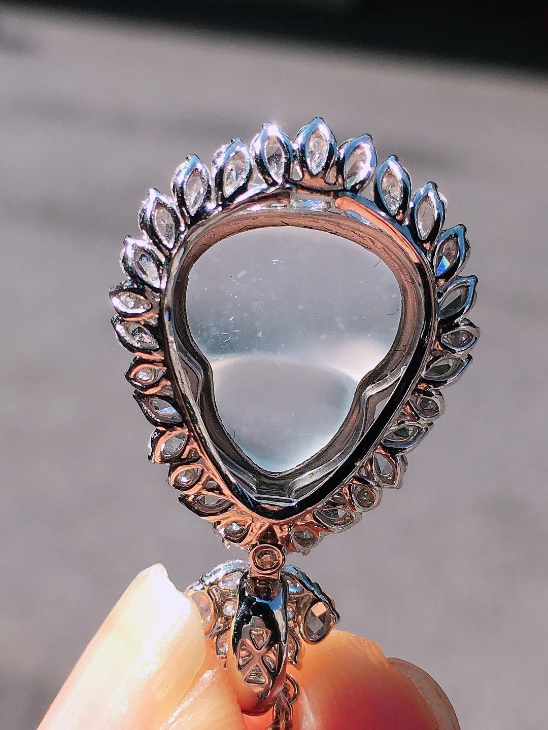 冰种葫芦吊坠，玉质细腻，荧光感超
强，饱满圆润，尽显优雅气质，18k
金豪华镶嵌