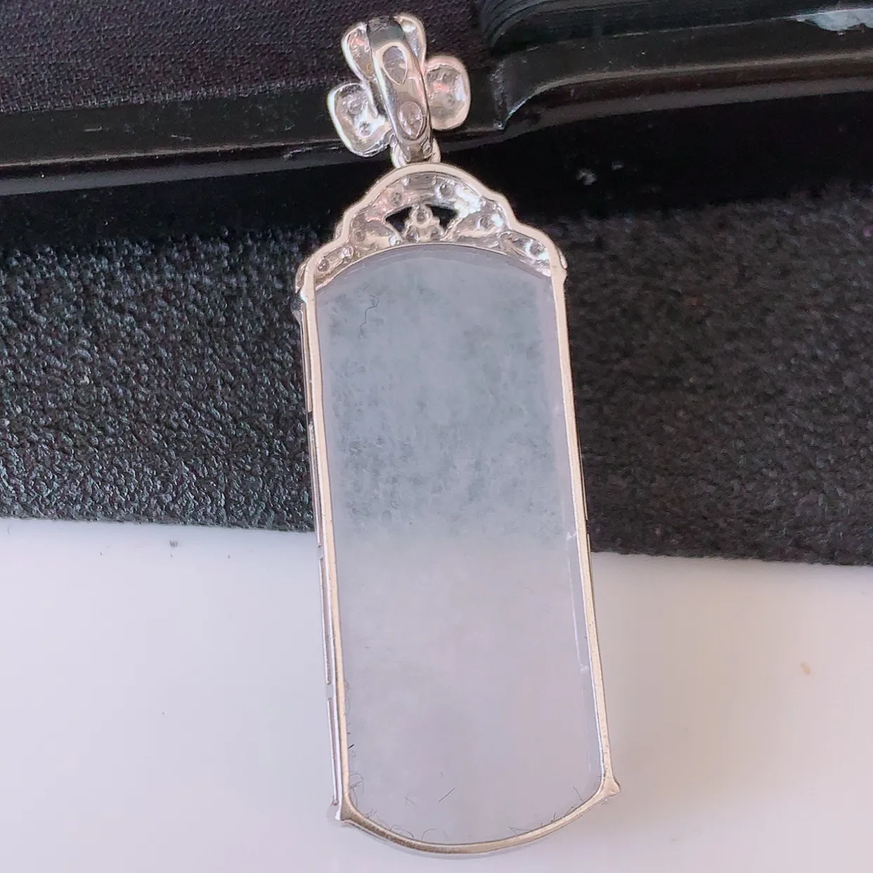 自然光实拍，18K金镶嵌冰种翡翠平安无事牌吊坠，翡翠无事牌，平平安安，无事牌翠色灵动，佩戴平安时尚！#00.25整体35.5-12.5-5.5裸石25.5*11.5