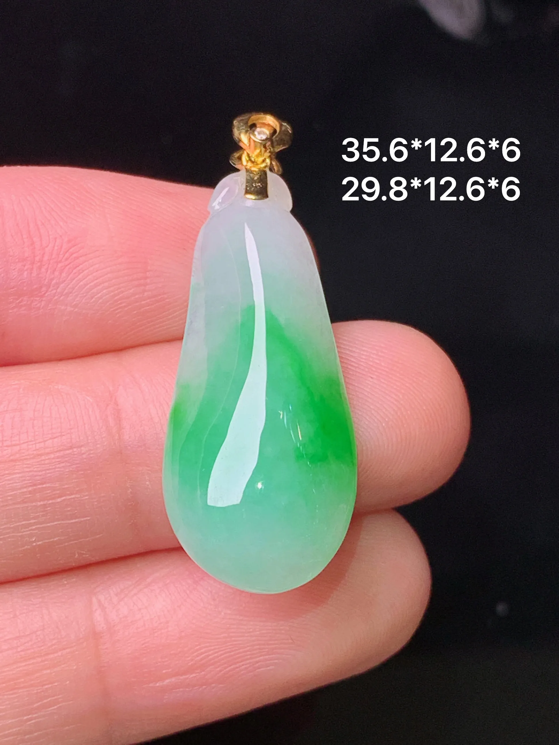 18k金钻镶嵌飘绿福瓜吊坠 玉质细腻 色泽艳丽清新 整体尺寸35.6*12.6*6