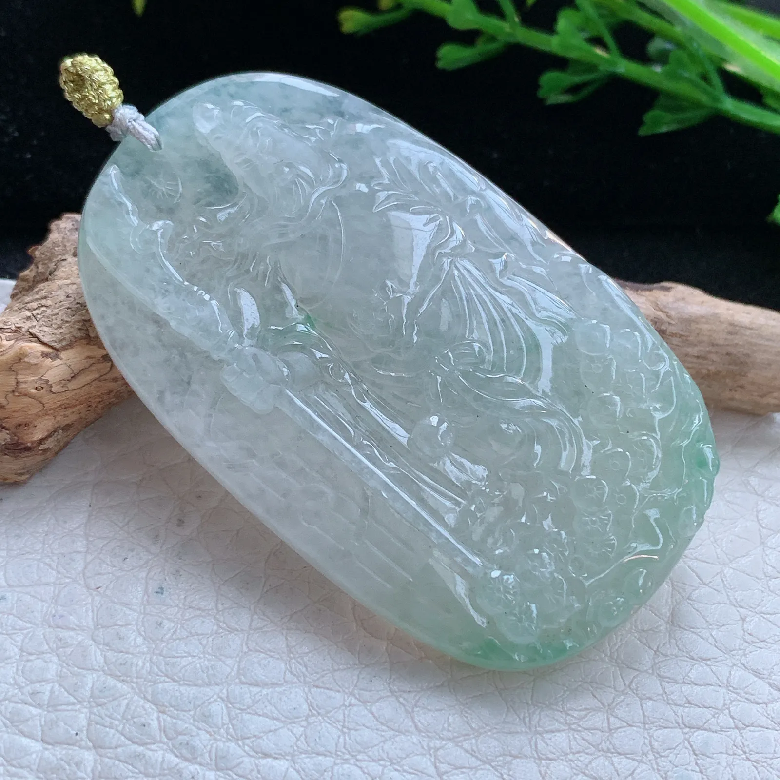 rp自然光56*33.8*6.8缅甸翡翠精雕清新冰润关二爷 关公玉吊坠 玉挂件