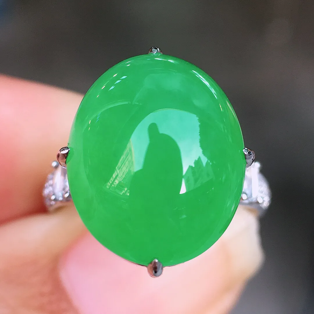 阳绿蛋面戒指，色泽均匀艳丽，玉质细腻，荧光感超
强，饱满圆润，尽显优雅气质，18k
金豪华镶嵌