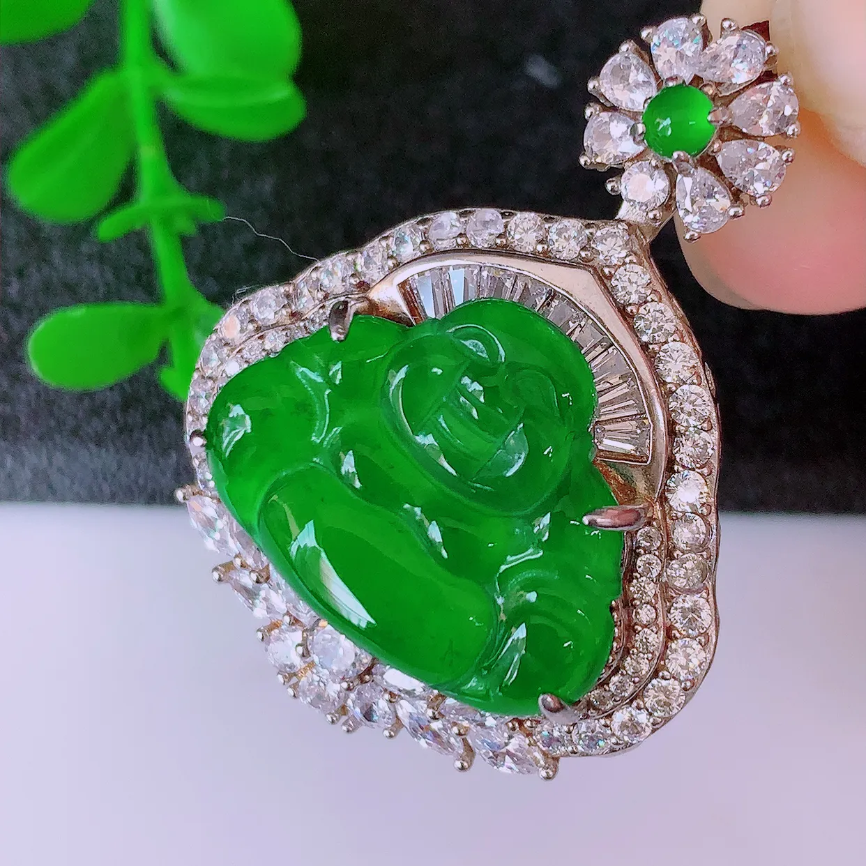 冰透满绿翡翠925银镶嵌佛公吊坠，自然光实拍，翠色灵动，颜色漂亮，种老水足，品相佳，佩戴佳品！#97.27整体33.5*26.5*12.8裸裸20/15.5