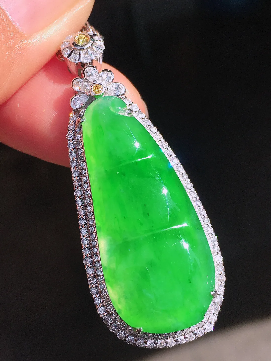 阳绿福豆吊坠，色泽均匀艳丽，玉质细腻，荧光感超
强，饱满圆润，尽显优雅气质，18k
金豪华镶嵌