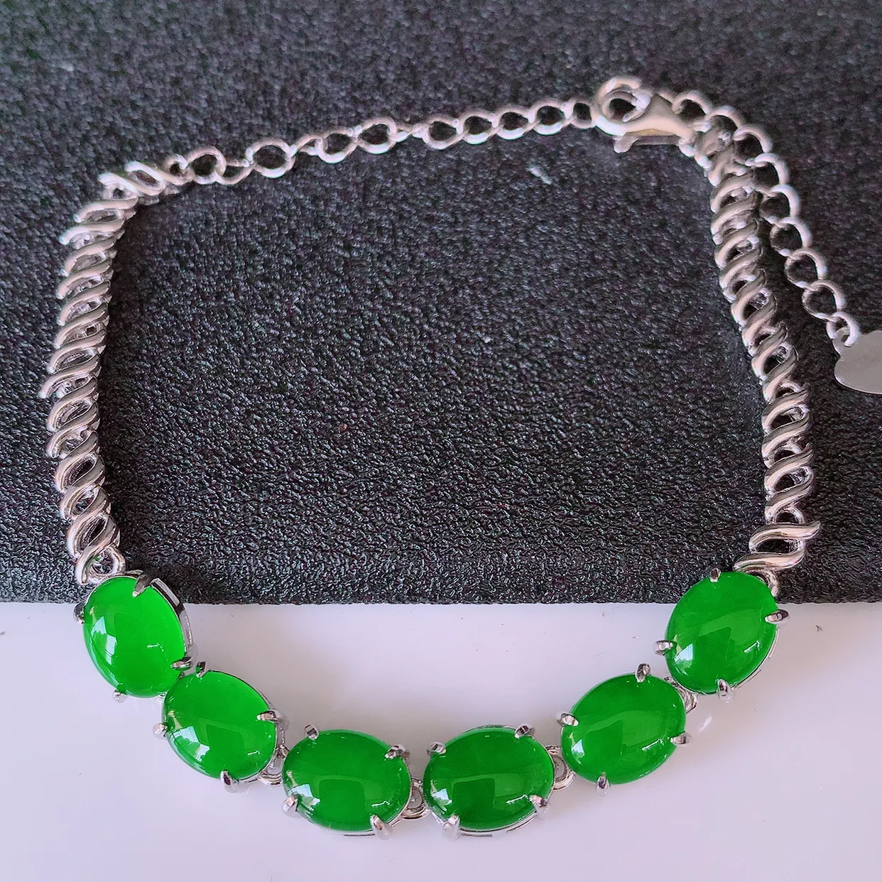 冰透满绿翡翠925银镶嵌手链，自然光实拍，翠色灵动，颜色漂亮，种老水足，品相佳，佩戴佳品！#97.2