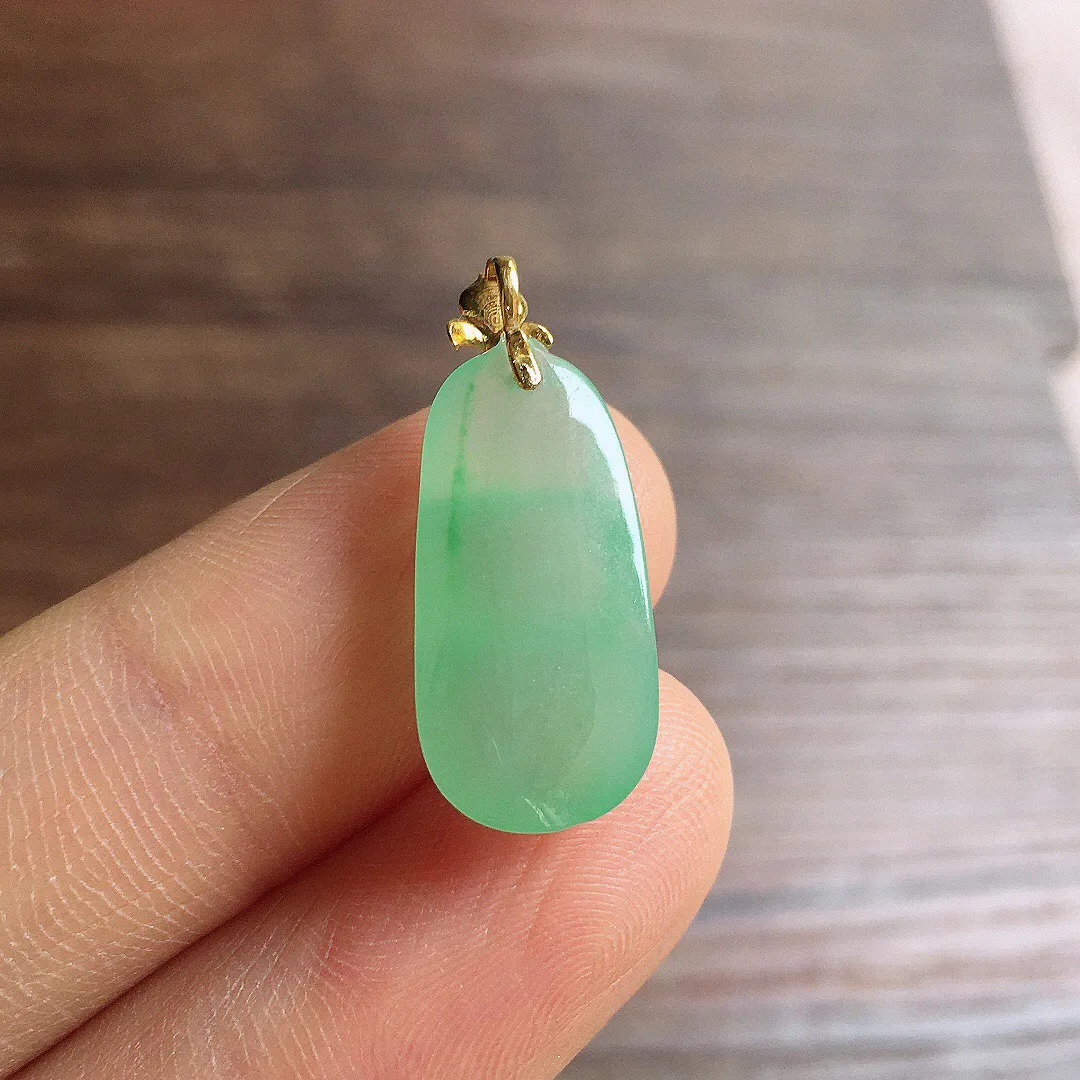 冰果绿福豆吊坠，18k金扣头，冰润细腻，色甜，种水足，001 尺寸23*9.2*5.3