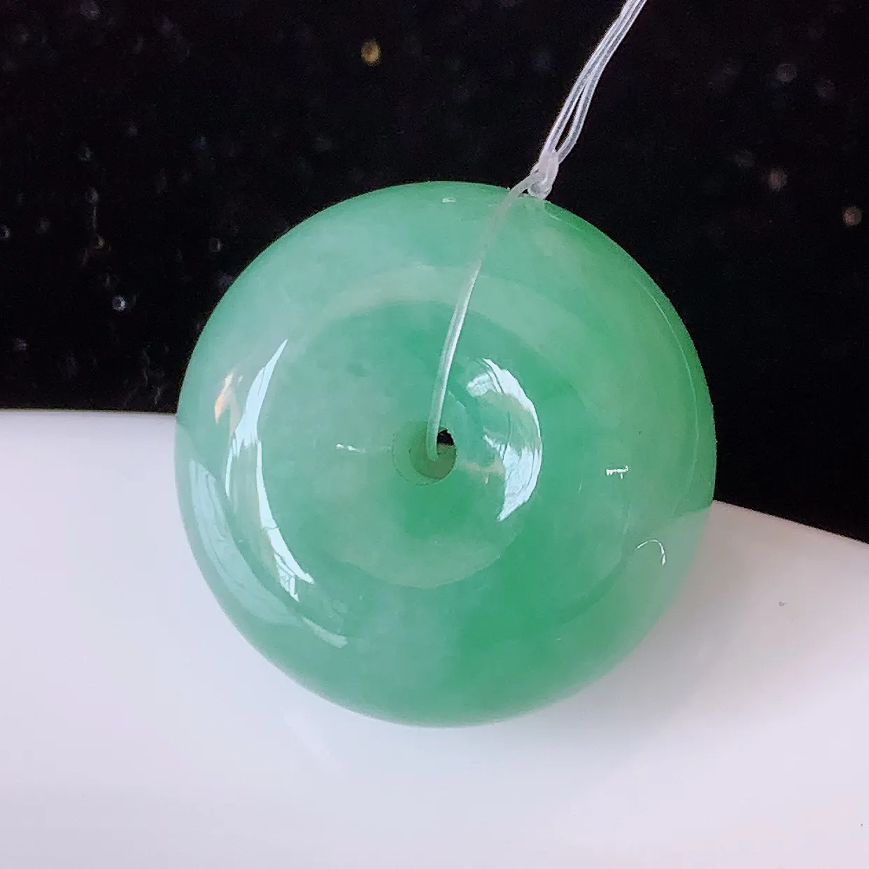 自然光实拍，冰润满绿翡翠路路通吊坠，寓意时来运转、财源滚滚，款式新颖时尚，日常百搭的款！配图银链#4