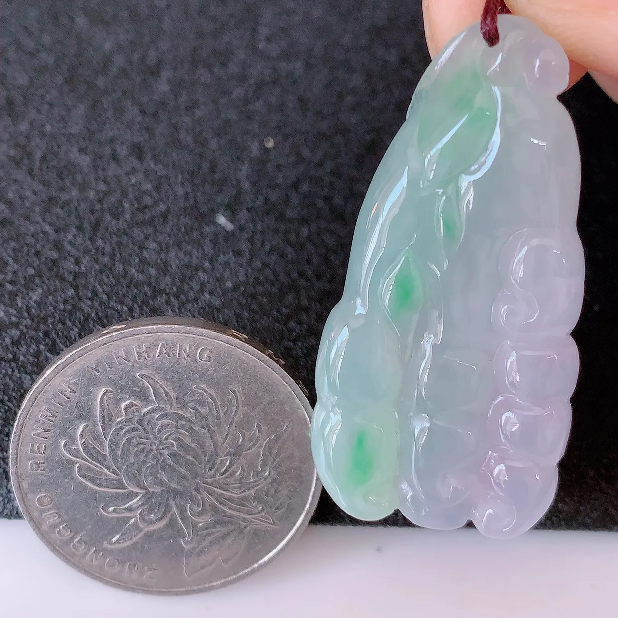 自然光实拍，冰胶春带彩翡翠佛手吊坠，翠色灵动，种老水足，寓意好，品相佳，佩戴佳品！#41.27