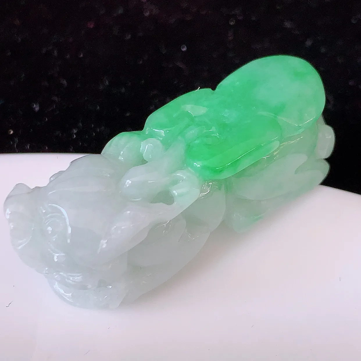 自然光实拍，水润飘绿招财貔貅吊坠，民间有“一摸貔貅运程旺盛，再摸貔貅财运滚滚，三摸貔貅平步青云 ”的美好祝愿。#81.25