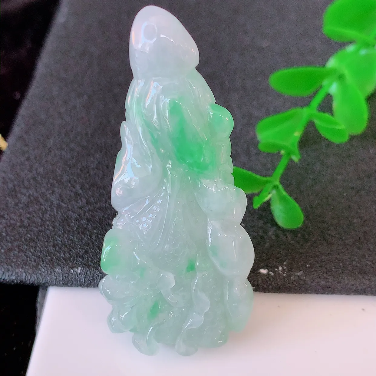 自然光实拍，冰润飘绿翡翠招百财白菜吊坠，百财聚来，财源滚滚，色泽鲜艳，精工水润的白菜，性价比高！#5