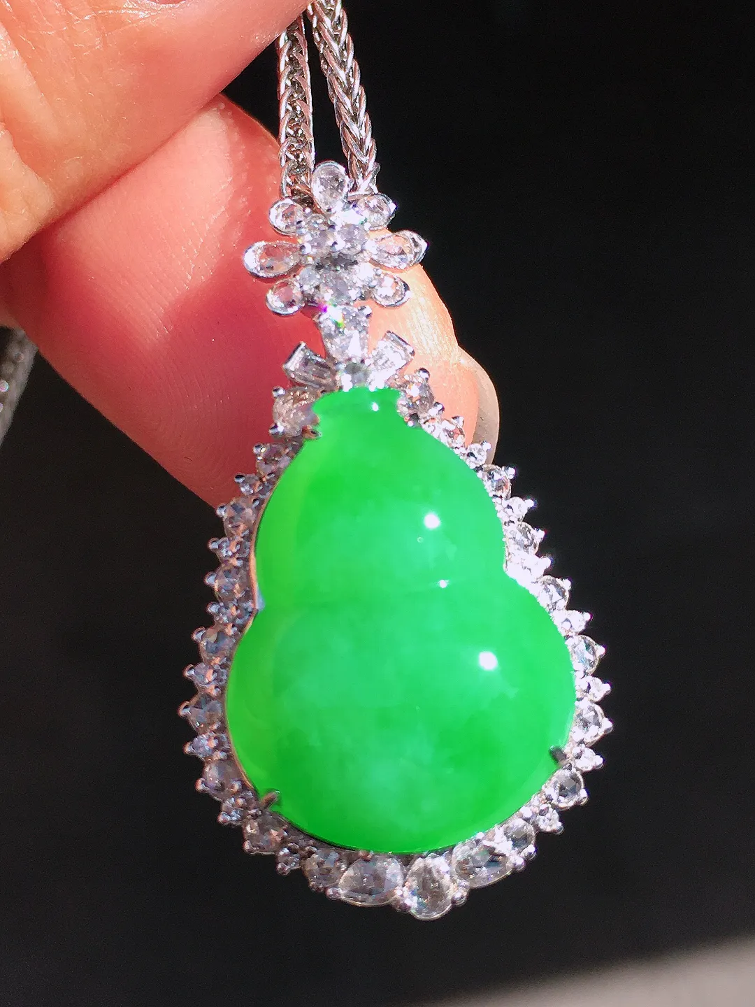 阳绿葫芦吊坠，色泽均匀艳丽，玉质细腻，荧光感超
强，饱满圆润，尽显优雅气质，18k
金豪华镶嵌