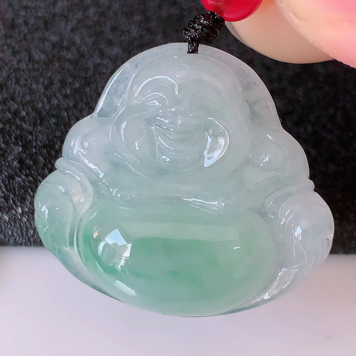 自然光实拍，冰种飘绿翡翠佛公吊坠，玉笑佛，饱满，开脸喜庆，配戴优雅迷人！#46.27