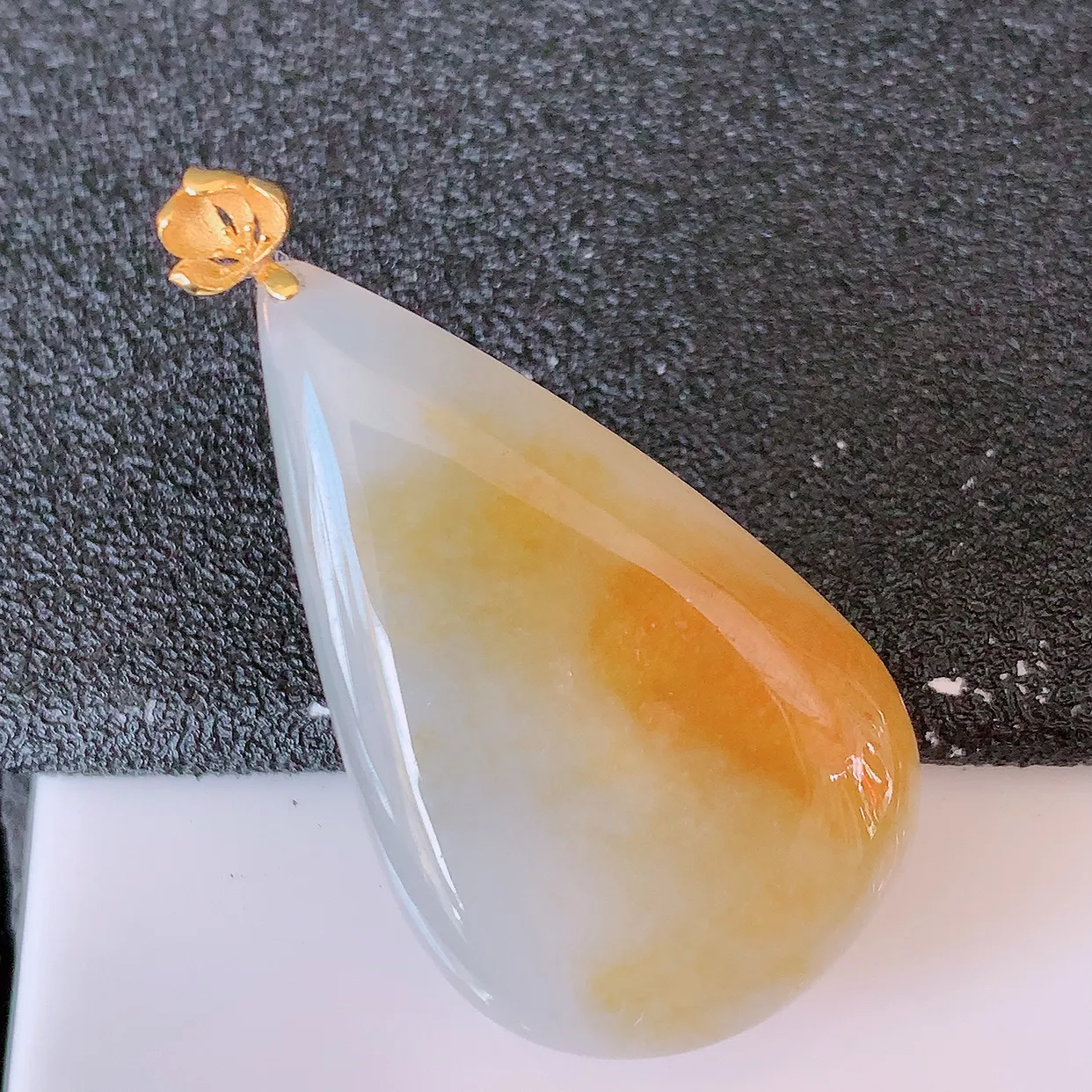 18K金镶嵌黄翡双彩翡翠水滴吊坠，品相佳，颜色漂亮，佩戴时尚优雅，尽显气质。水滴寓意“水滴聚财，坚持不懈，如水爱心” #94.27