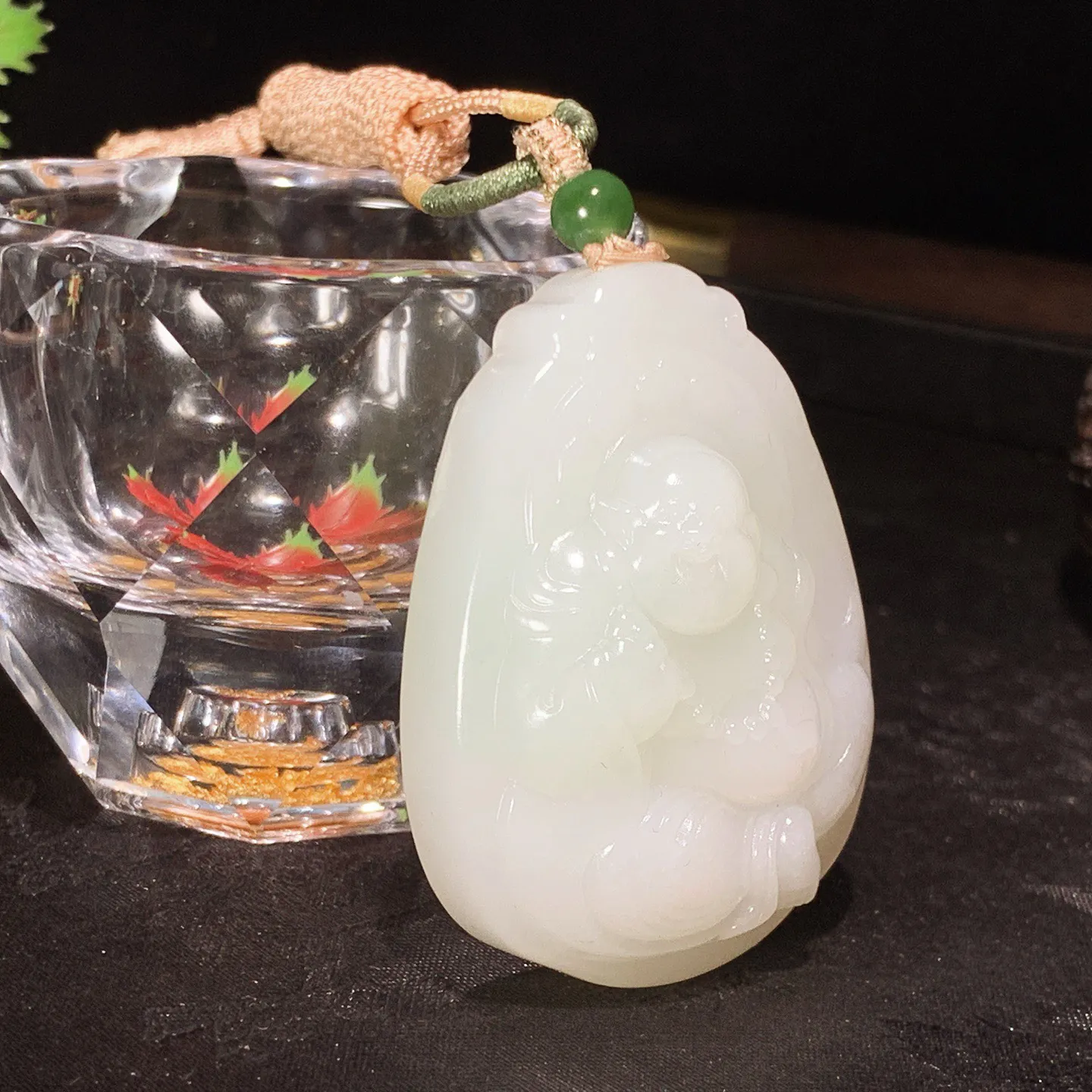 和田玉白玉羊脂白佛引福来挂件。尺寸52/39/16重53克。白度一级。玉质细腻油润。手推出油。佩戴高端典雅。lt251127