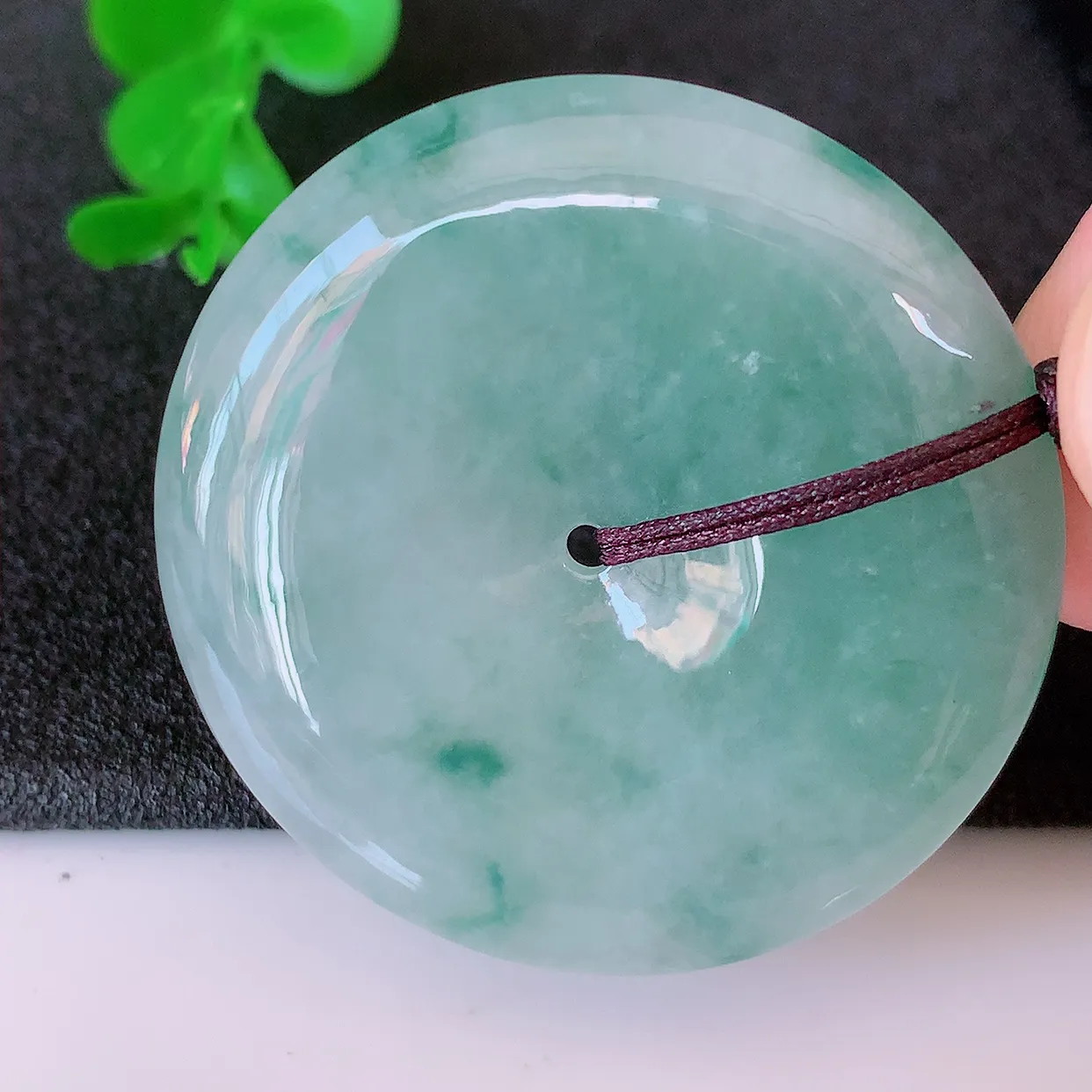 自然光实拍，大件冰飘花翡翠平安扣吊坠，玉扣，平安是福；很美的料子，平安扣佩戴优雅迷人！#05.25