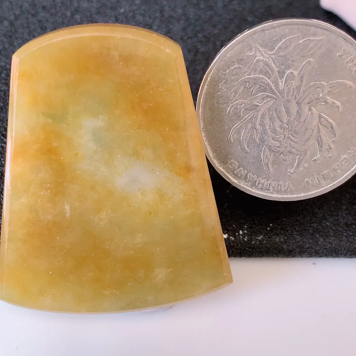 自然光实拍，水润黄翡翡翠平安无事牌吊坠，翡翠无事牌，平平安安，无事牌翠色灵动，佩戴平安时尚！#00.25