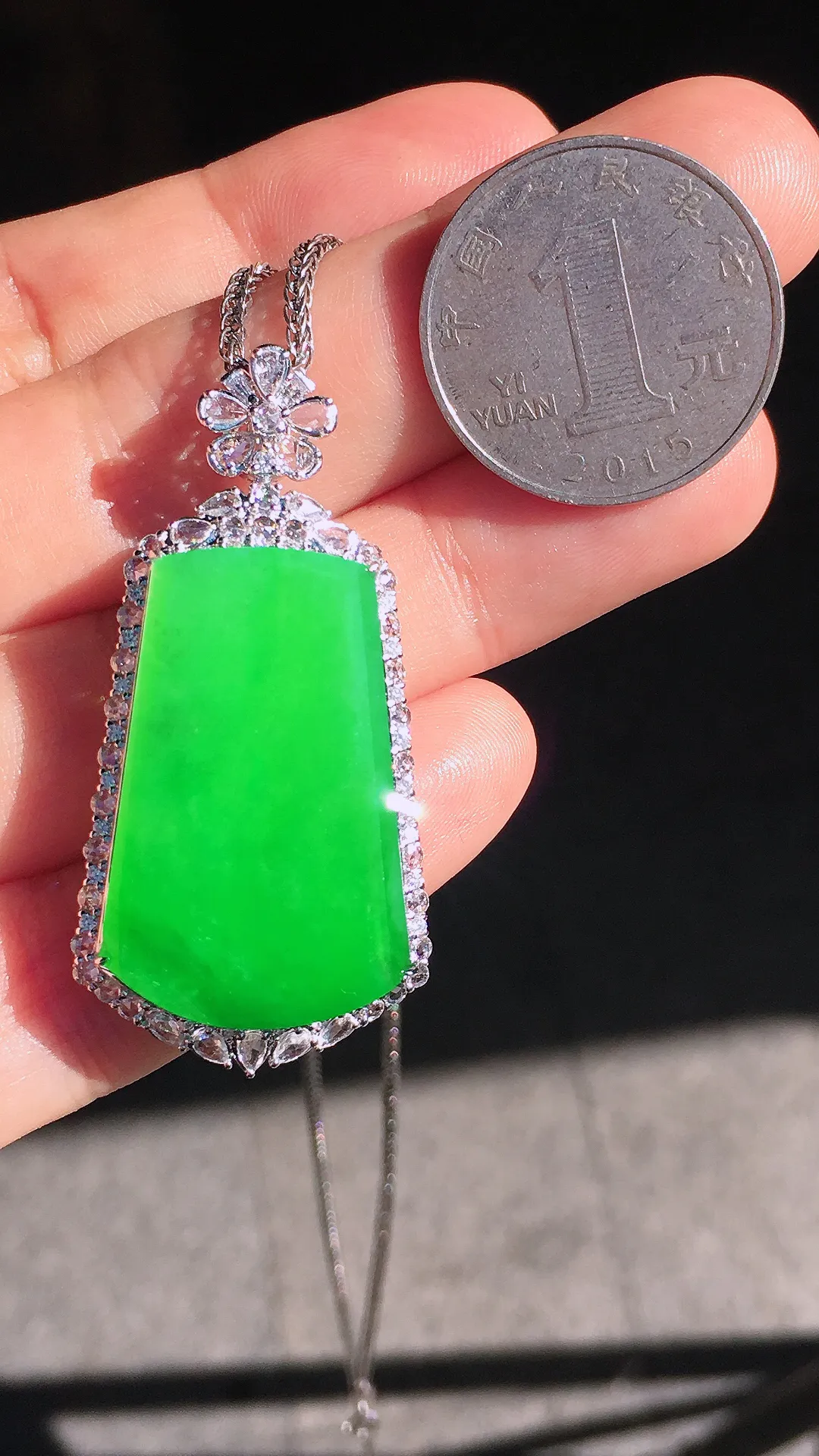 阳绿无事牌吊坠，色泽均匀艳丽，玉质细腻，荧光感超
强，饱满圆润，尽显优雅气质，18k
金豪华镶嵌