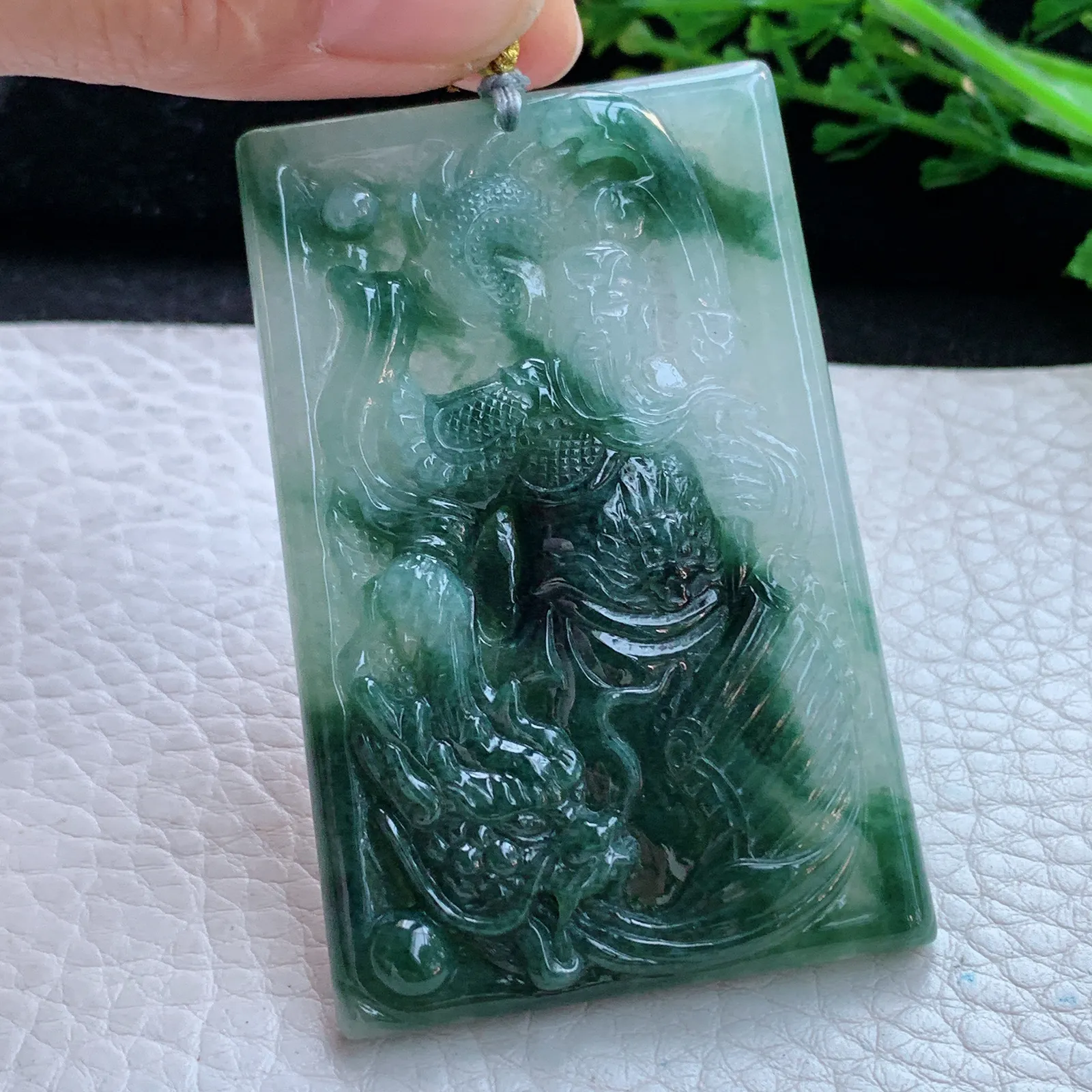 rp自然光65.2*42.6*6.8缅甸翡翠精雕冰飘花御龙关公玉吊坠 玉挂件