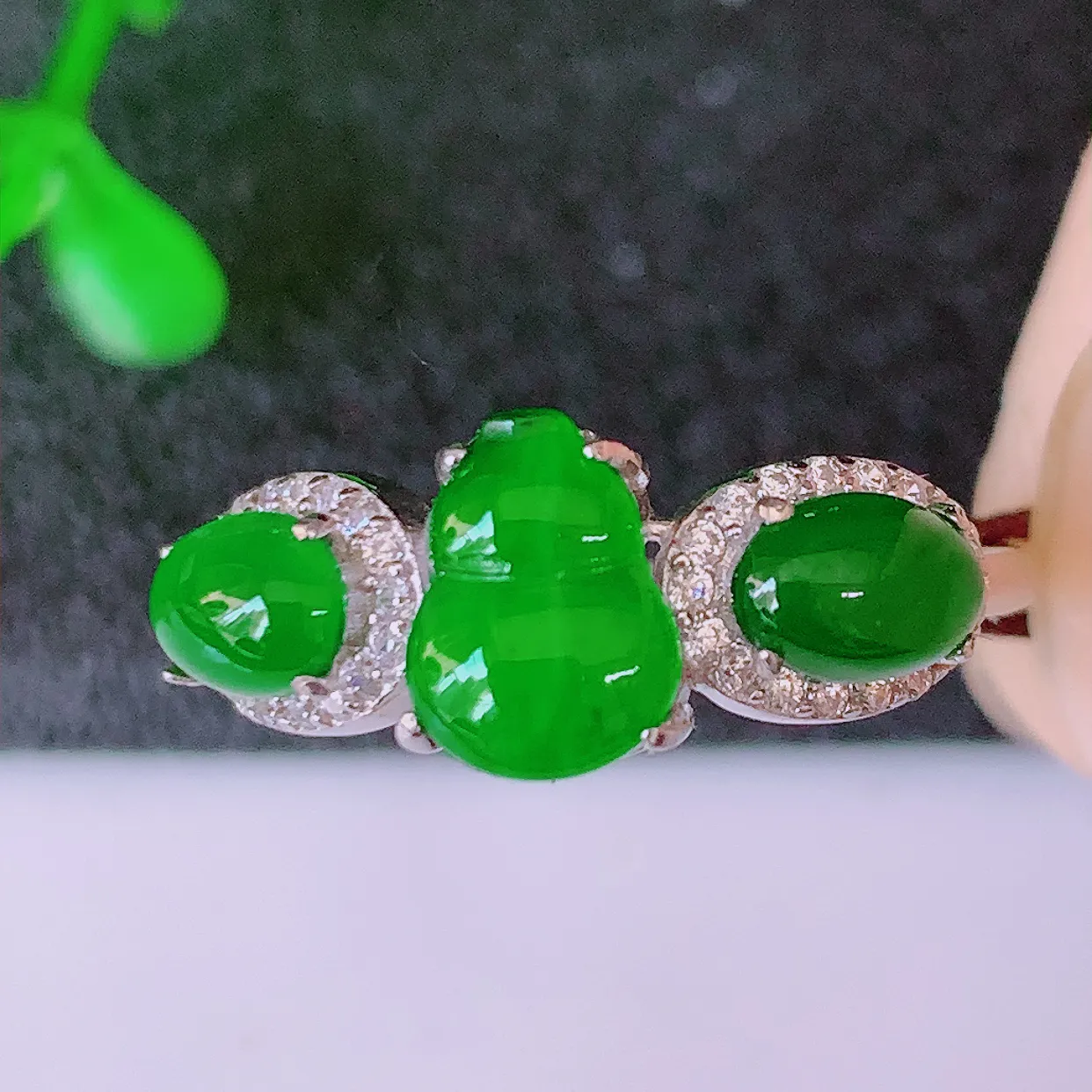 冰透满绿翡翠925银镶嵌葫芦戒指，自然光实拍，翠色灵动，颜色漂亮，种老水足，品相佳，佩戴佳品！#97.27（圈口可调大小）整体25*17.5-4.8裸石8*6