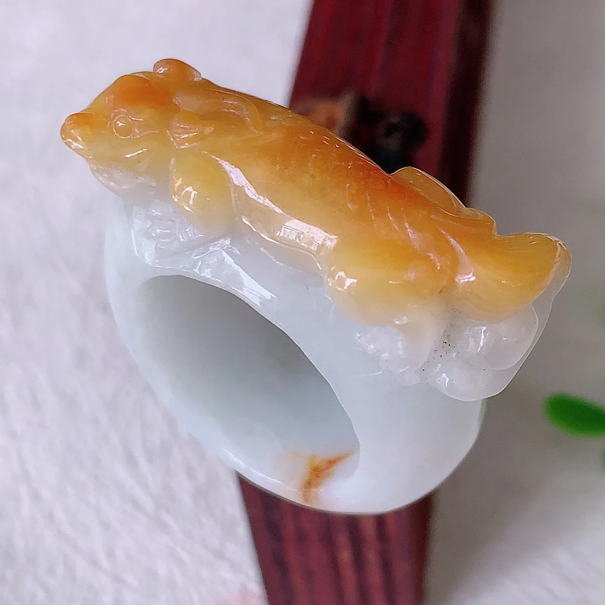 自然光实拍，黄翡貔貅扳指，18.2mm内径双彩翡翠扳指，冰润指环，玉扳指，戒指，财源滚滚，玉质细腻起胶，18圈口，种水好！#57.27尺寸32*18.2*11*8.2