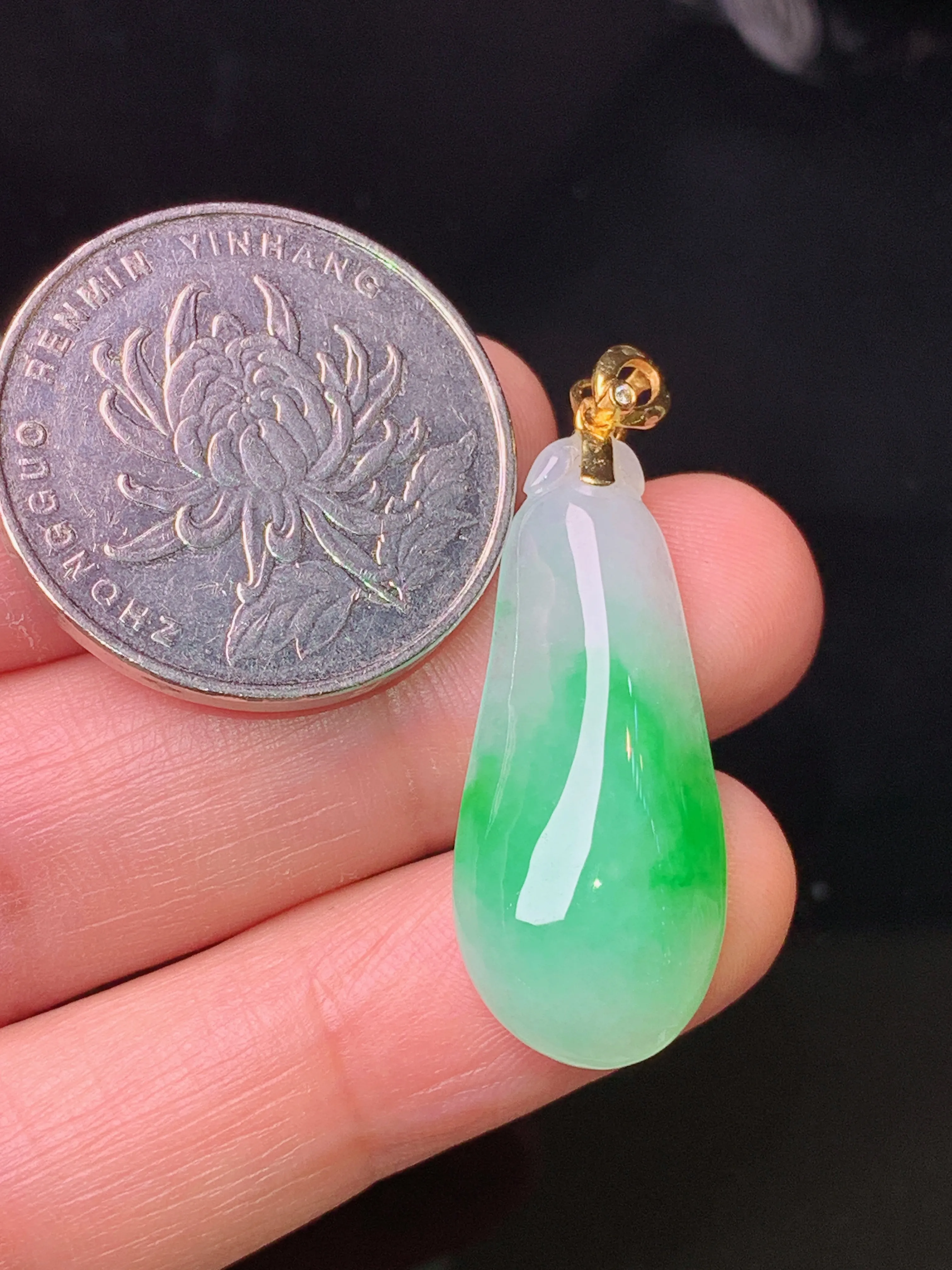 18k金钻镶嵌飘绿福瓜吊坠 玉质细腻 色泽艳丽清新 整体尺寸35.6*12.6*6