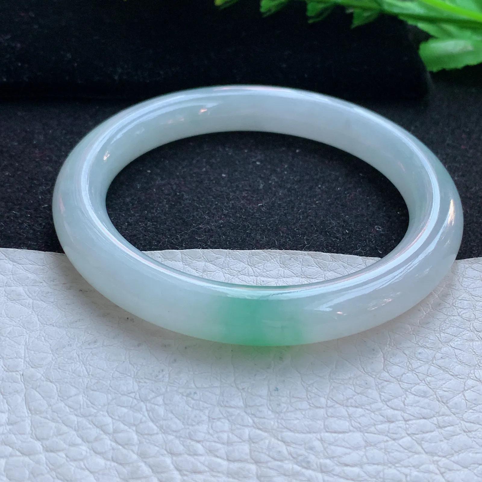 hf自然光55.5*9.2*9.3美人镯 缅甸翡翠a货玉手镯飘绿圆条叮当镯