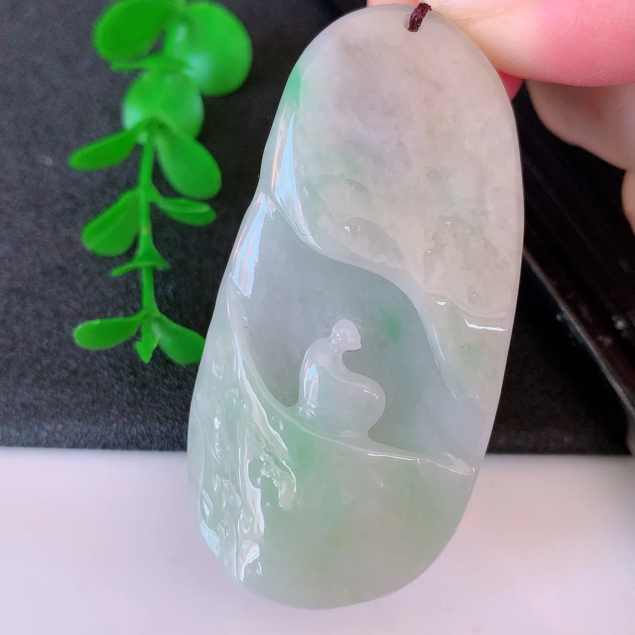 自然光实拍，特色黄加绿翡翠悟道吊坠，翡翠悟道寓意“祥和，安宁，吉祥，幸福”，佩戴效果优雅迷人，性价比