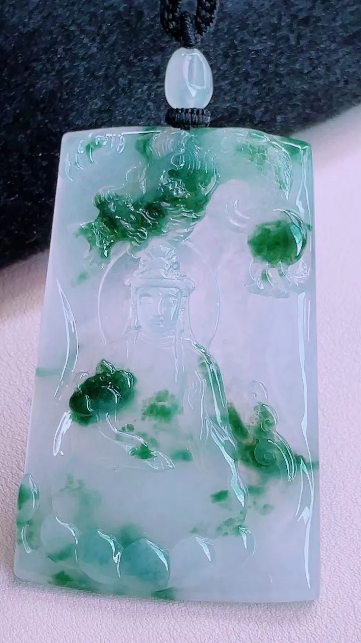 【翡翠名称】老坑种冰飘花素衣观音翡翠大挂件
【翡翠尺寸】69.3/45.3/5.5mm
【翡翠描述】宝贝种老水足，玉质细腻，色泽靓丽，性价比高，佩戴效果好！
【其它赠送】权威证书/精美挂绳/盒子/支持全国复检(七天无理由退换货买家只须付来回邮费即可）