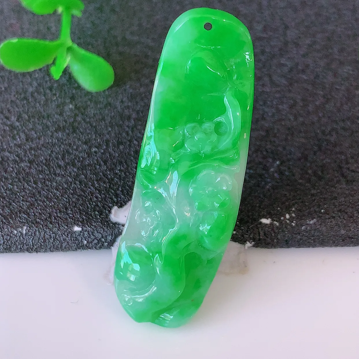自然光实拍，冰润飘阳绿翡翠梅花吊坠，种老水足，雕工精湛 ，寓意美好，佩戴时尚出众！#57.25