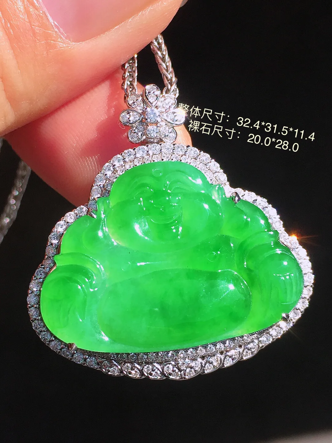 阳绿佛公吊坠，色泽均匀艳丽，玉质细腻，荧光感超
强，饱满圆润，尽显优雅气质，18k
金豪华镶嵌