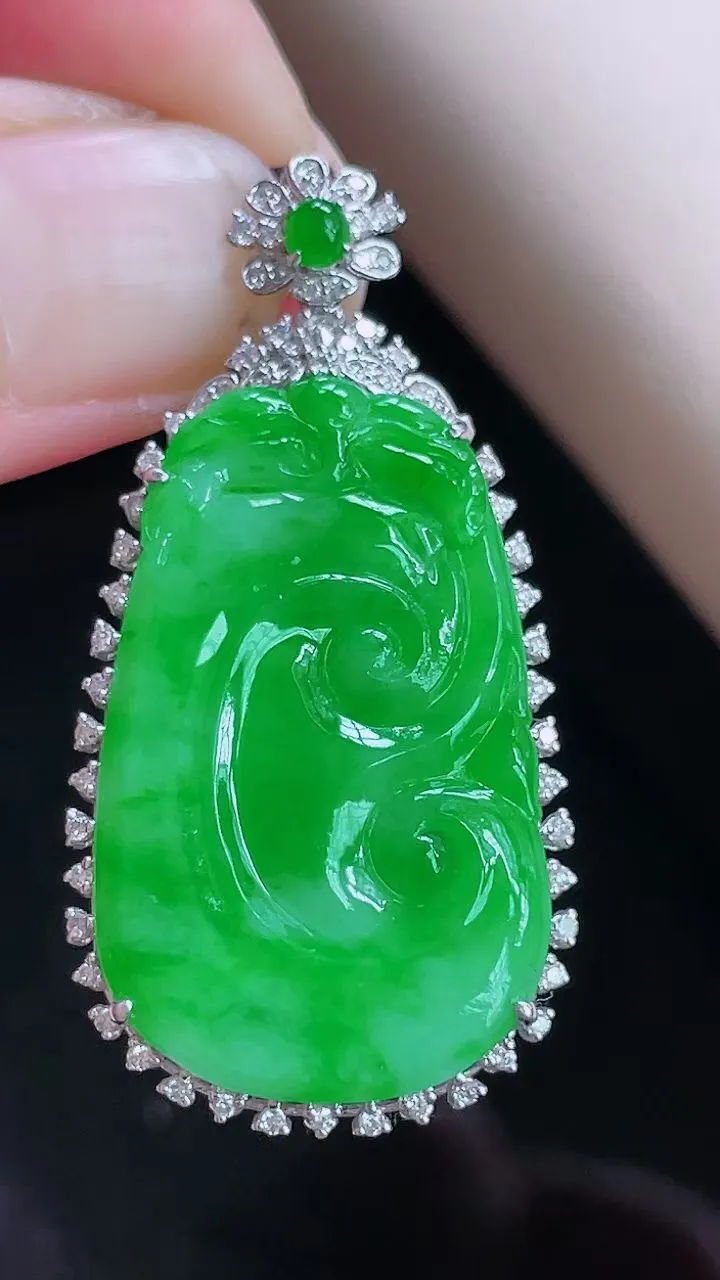 【翡翠名称】老坑种18K金镶钻冰阳绿如意吊坠挂件
【翡翠尺寸】含金40.2/19.9/7.4mm
【翡翠描述】宝贝种老水足，玉质细腻，色泽靓丽，性价比高，佩戴效果好！
【其它赠送】权威证书/精美挂绳/盒子/支持全国复检(七天无理由退换货买家只须付来回邮费即可）