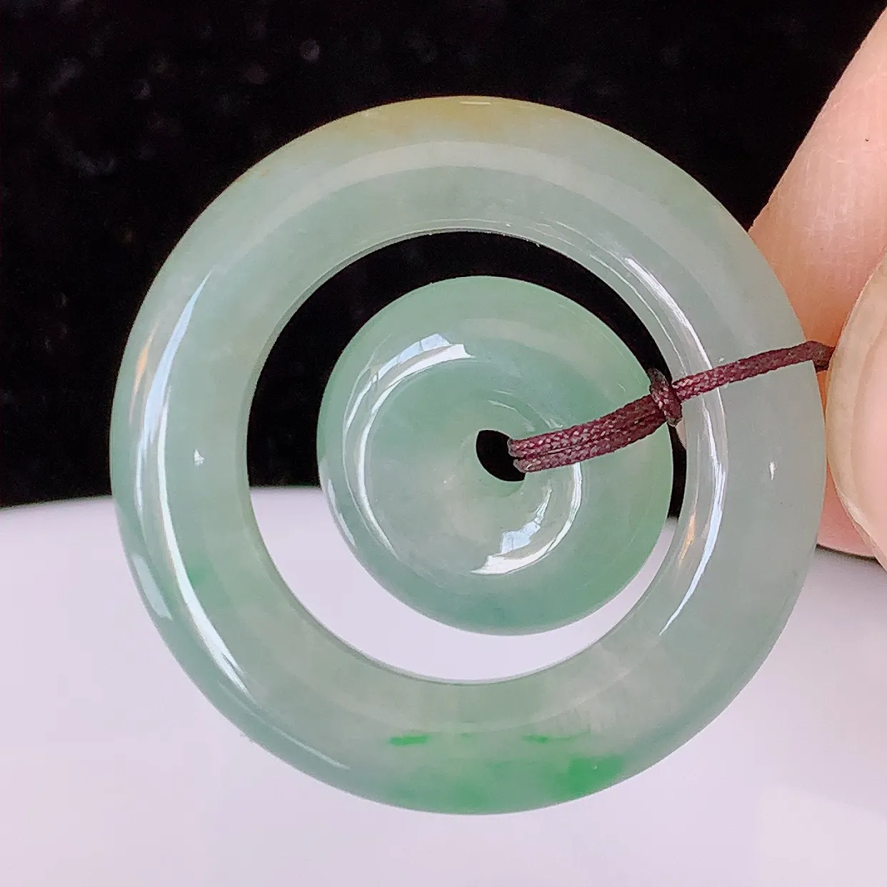 自然光实拍，冰种黄加绿翡翠平安母子扣吊坠，玉扣，平安是福；很美的料子，平安扣佩戴优雅迷人！#57.27