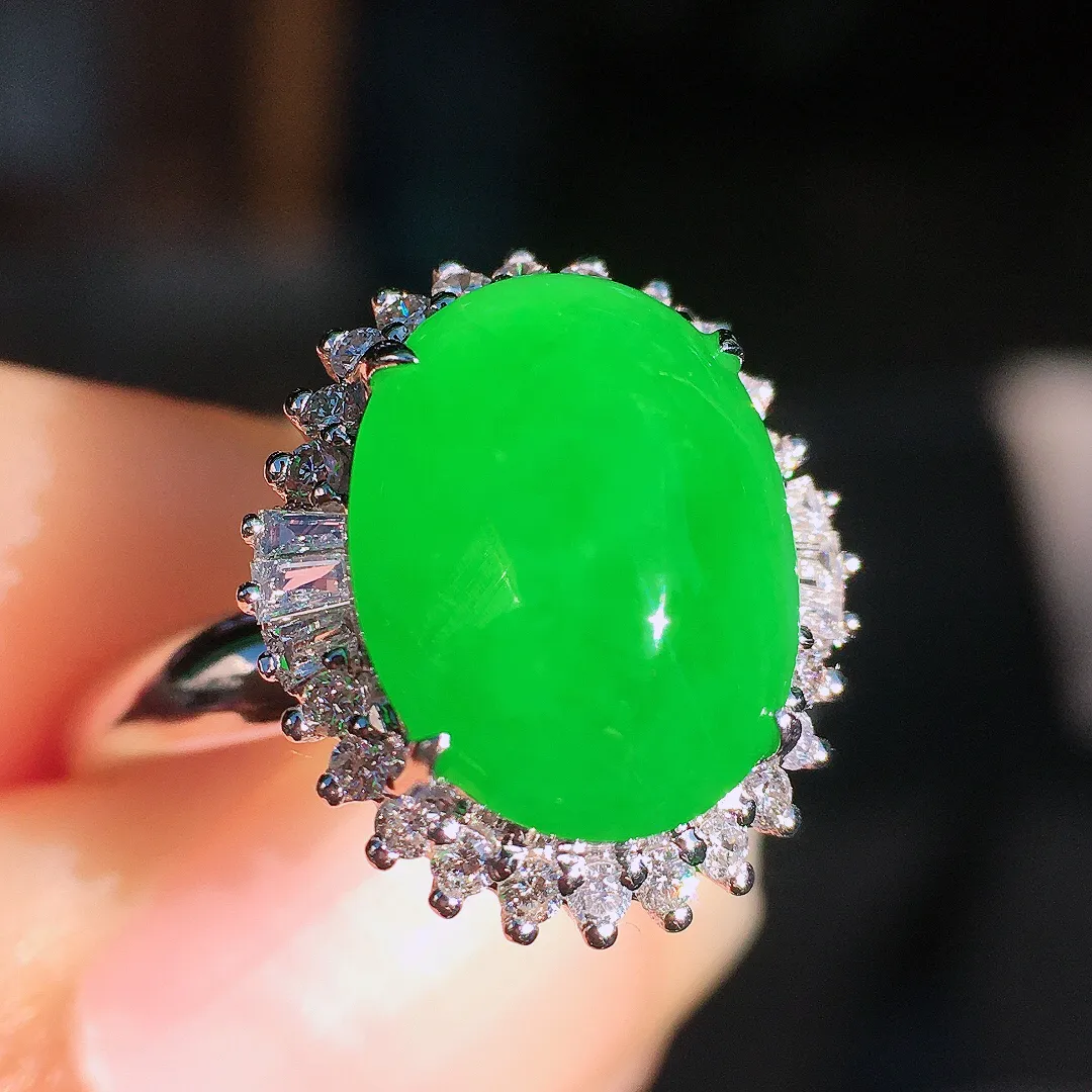 阳绿蛋面戒指，色泽均匀艳丽，玉质细腻，荧光感超
强，饱满圆润，尽显优雅气质，18k
金豪华镶嵌